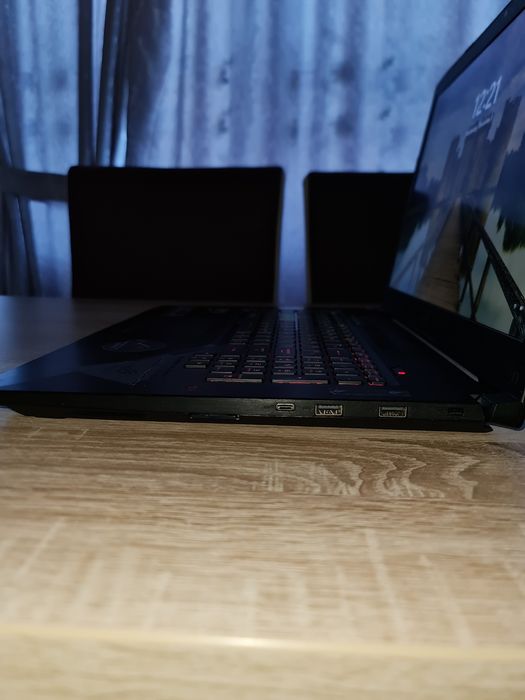 Laptop Gaming ASUS ROG Strix • i7-8750H • GTX 1050 Ti • 16GB RAM