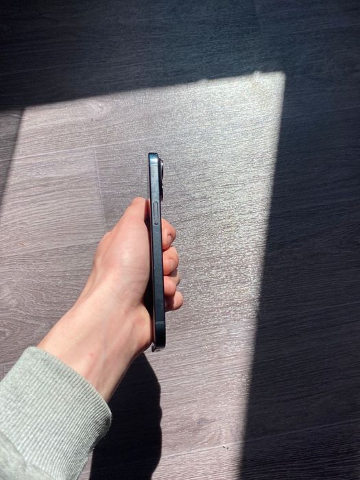 iPhone 15 black titan