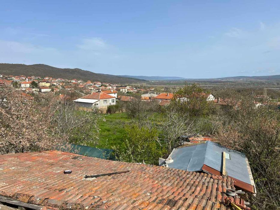 ПРОДАВА СЕ: Голям имот с къща, две допълнителни сгради и 1.7 дка земя в с. Разбойна