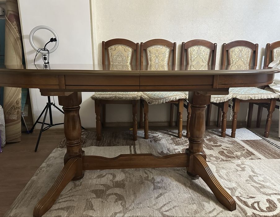 Продаётся деревянный стол