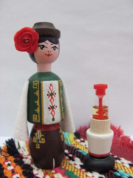 Традиционни кукли сувенири от дърво ,,Кукла -мускал" с розова есенция