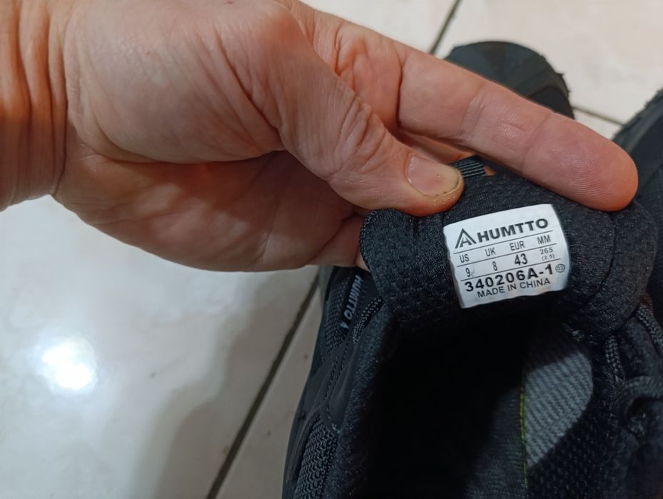 Продам кроссовки Humto