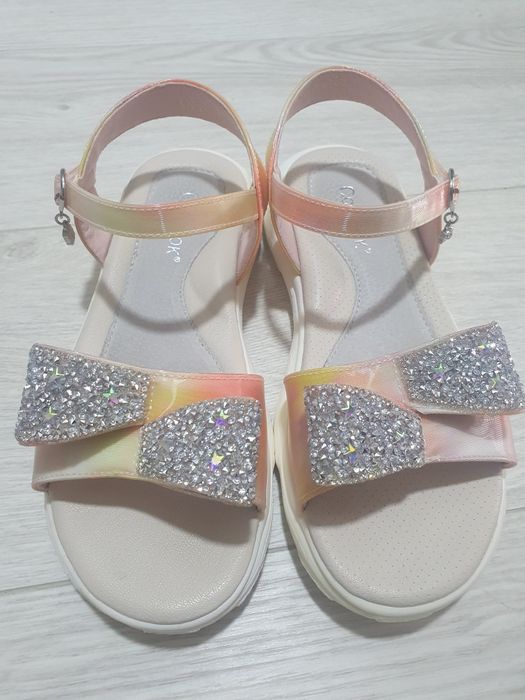 Босоножки на девочку 8-9 лет( 36 размер)