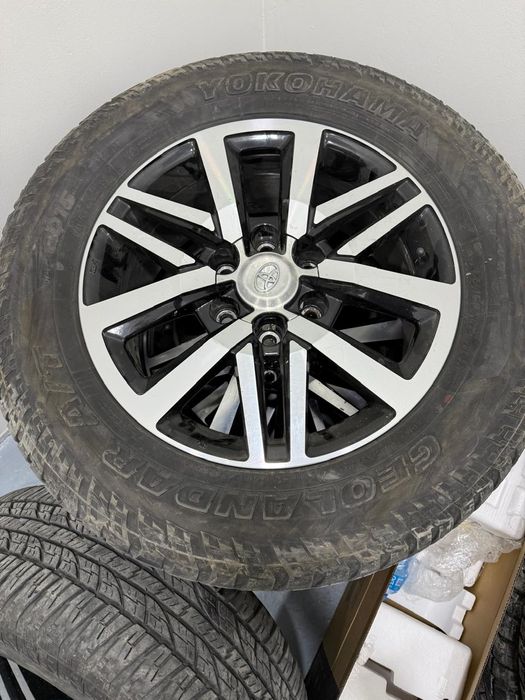 Продам диски с шинами от Toyota Prado