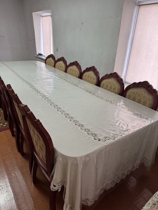 Стол со стулями продается.