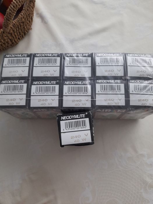 Becurile sunt cu fasung de dimensiune mică de 40 W cu lumină caldă.Ide