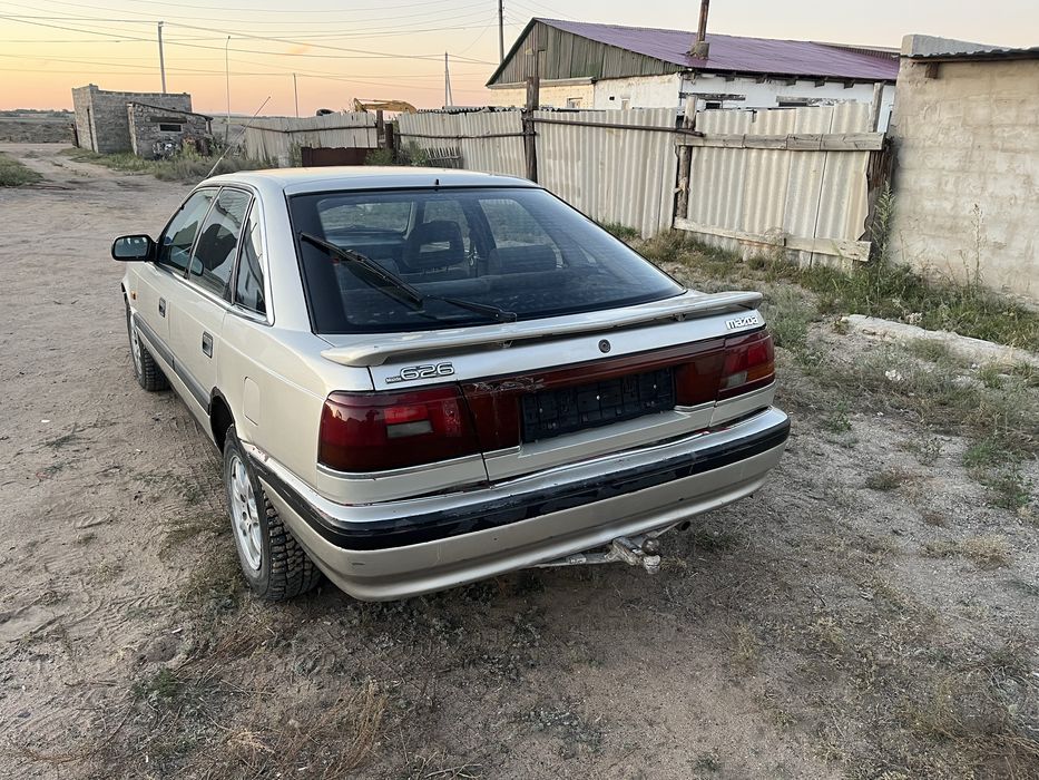 Mazda 626  на бодром ходу