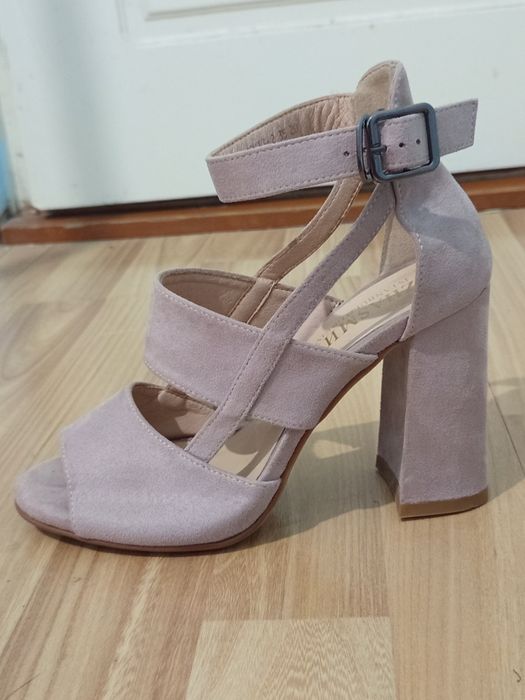 Kabluk poshnali ayollar tuflisi