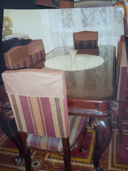 Mobilă sufragerie: masă cu 12 scaune,  o vitrina, două servante .