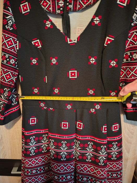 Rochie cu motive traditionale - marimea 42