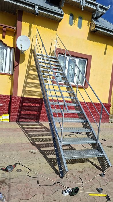 Vând scarii metalice zincate la preț bună