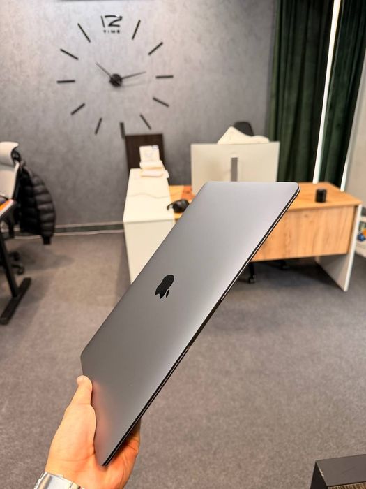 Mac Book Air 2020 
M1
256 gb
Yomkost: 86%
Idela hamma nars