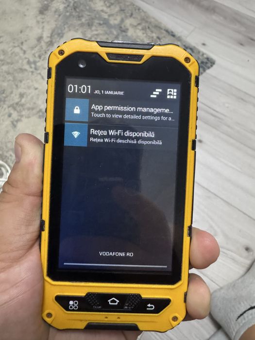 Vand telefon rezistent la apa, praf si socuri