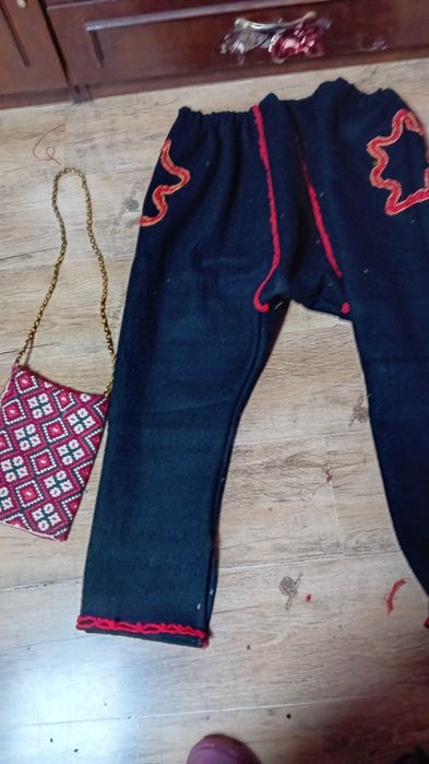 Мъжка  носия.  Пищимал червен,син