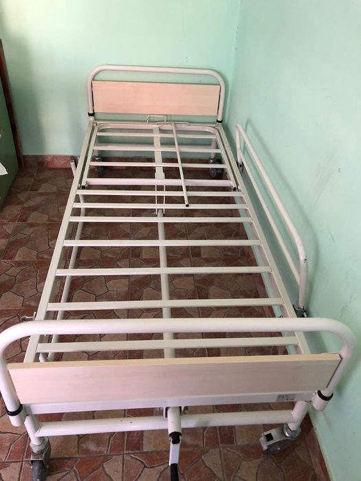 Vând pat  electric rabatabil special pt bolnavi imobilizați la pat!!