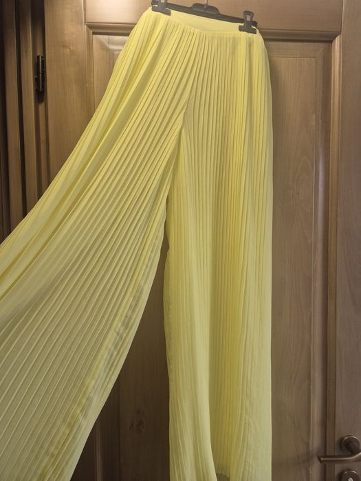 Pantaloni plisați Zara
