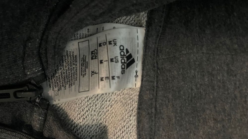 Адидас ленти през качулката