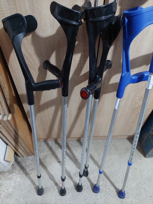 Carje medicale reglabile pe inaltime