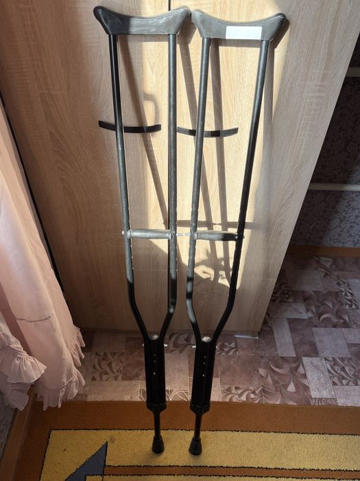 Продам пару подмышечных костылей