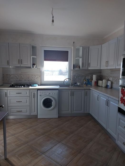 Casa cu 4 camere si 2 saloane in Marginea de inchiriat