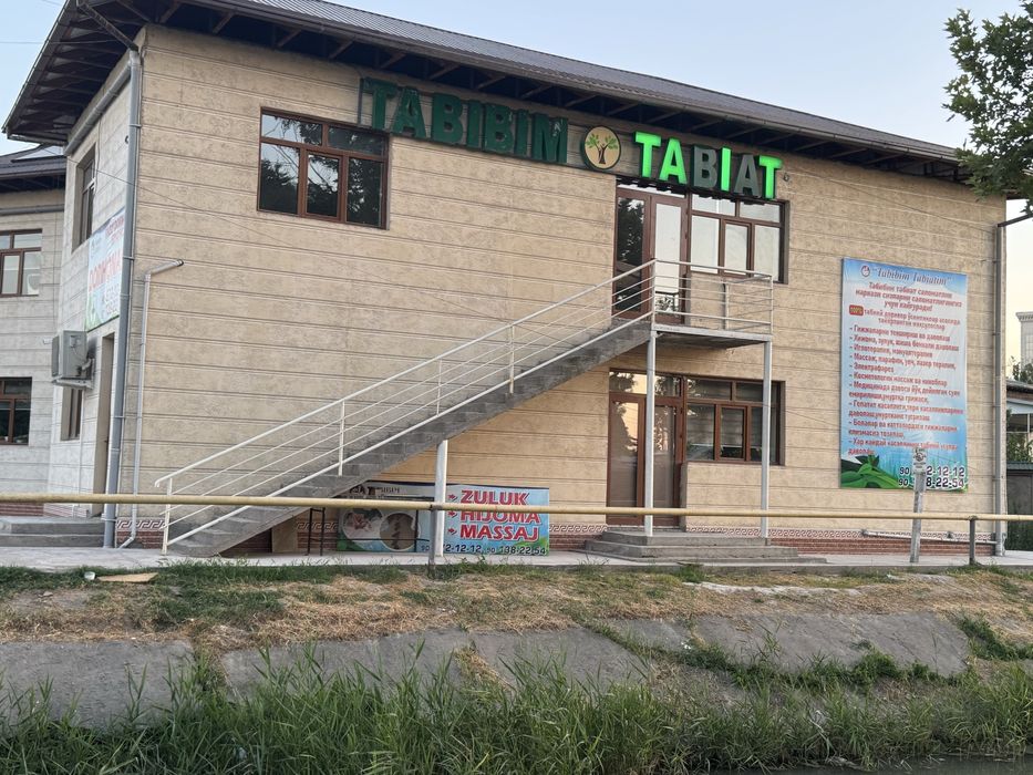 Нурафшон шахар марказида алохида турган бино