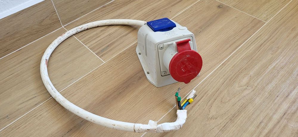 Vand priza industriala combinata cu impamantare pentru santier