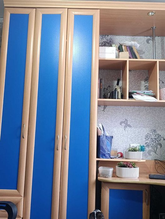 Школьный стол с двумя тумбами и шкаф в детскую с полками