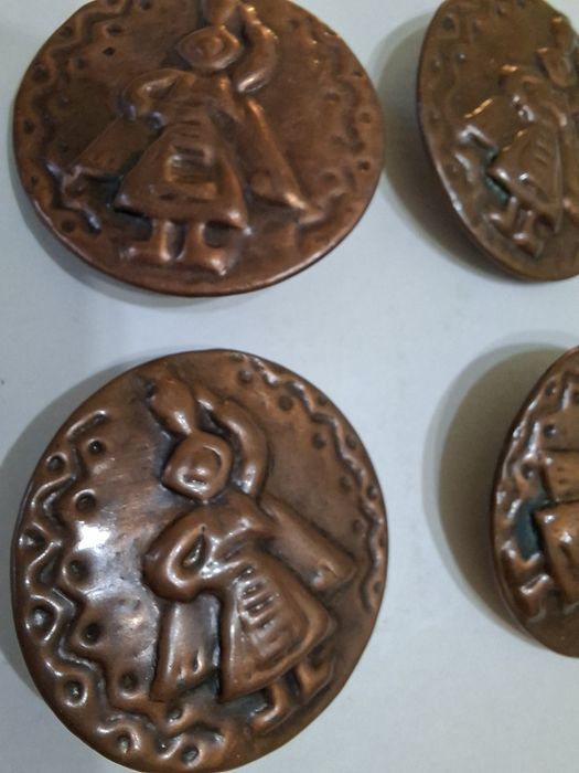 Vând nasturi metal vintage
