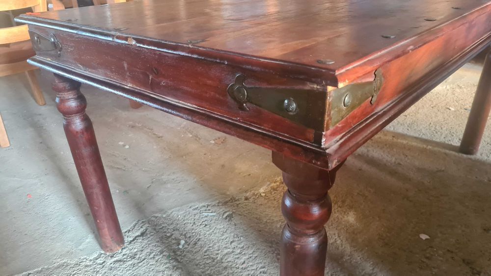 масивна маса с обкови от ковано желязо