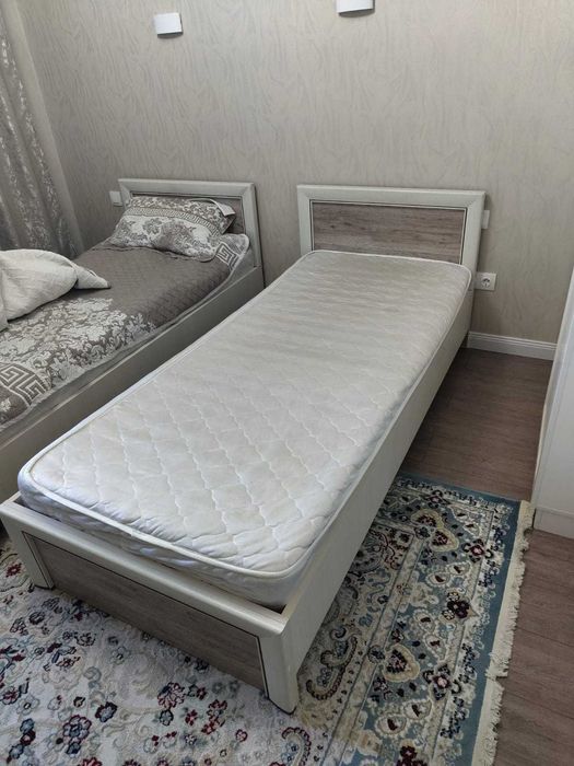 Односпальная кровать с матрасом