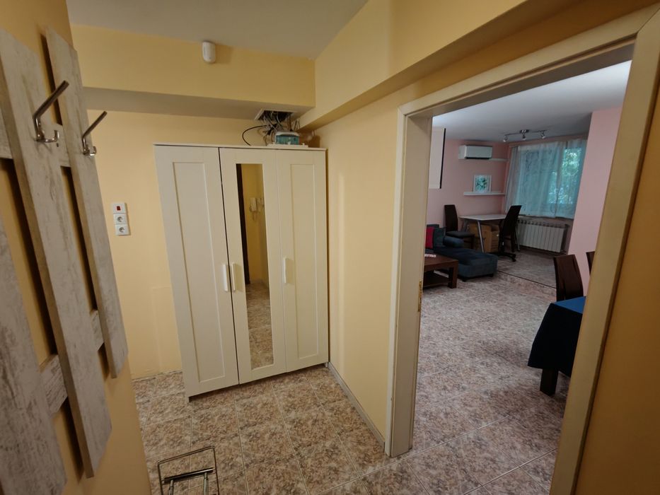 Дава се под наем Тристаен апартамент в Плевен, 9-ти квартал - 98 кв.м за 565 € - Снимка #1