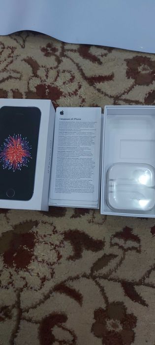 Телефон айфон. SE