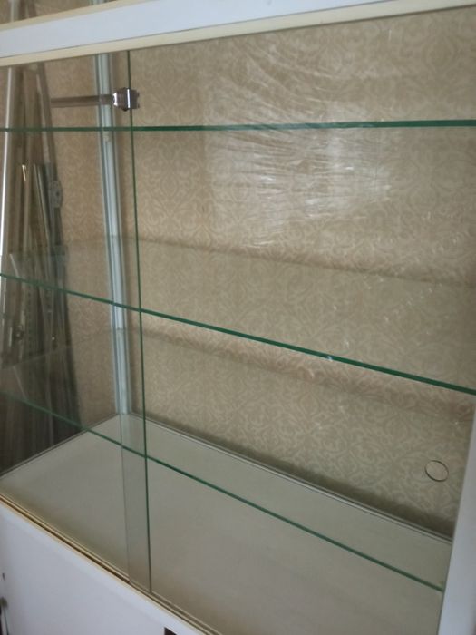 Витрина стеклянная