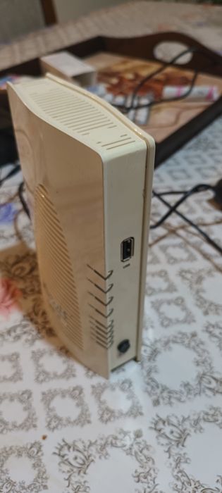 Router marca DrayTek cu ieșire USB