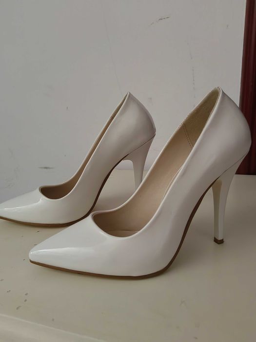 Бели официлани обувки на висок ток + официлана рокля