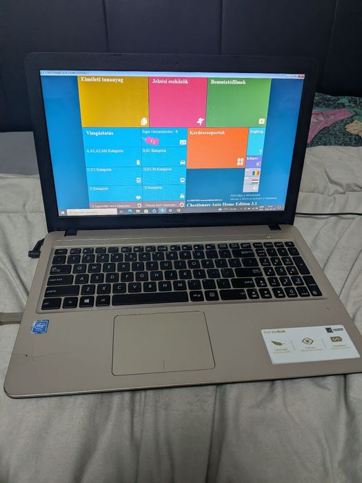 Laptop ASUS VivoBook 15 - Slim - 4GB RAM - Bonus KRESZ