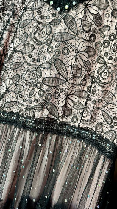 Продавам две офицярни рокли едната е носена а другата само пробвана