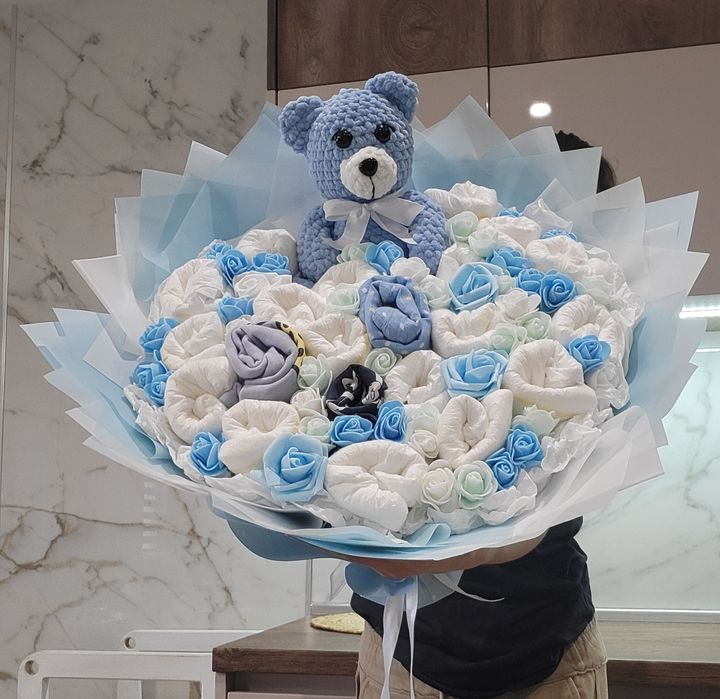 Букет бебе памперси плетен мече вечни рози  погача новородено  1