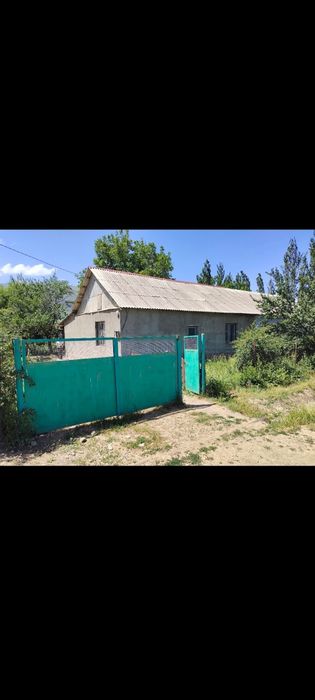 Частный дом за городом.