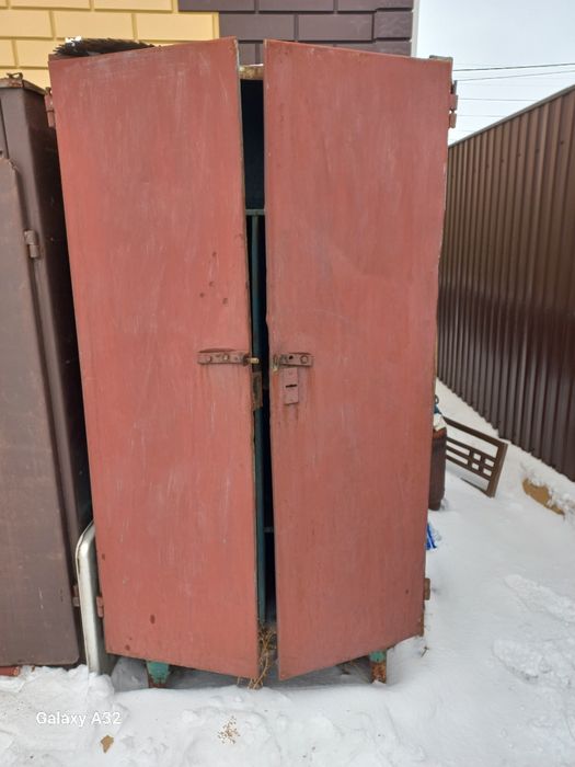 Продам два металлических шкафа