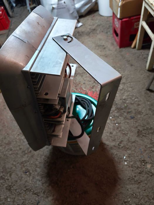 Proiector/lampa led electromagnetica