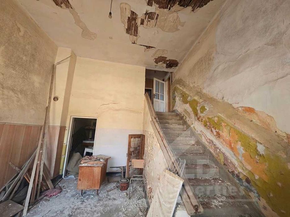 Двуетажна къща в центъра на гр.Вълчи дол