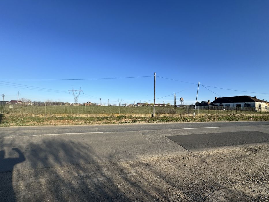 Vand teren intravilan cu cladiri si hale