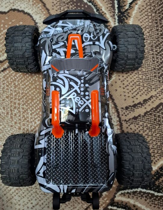 Продам машинку на пульте