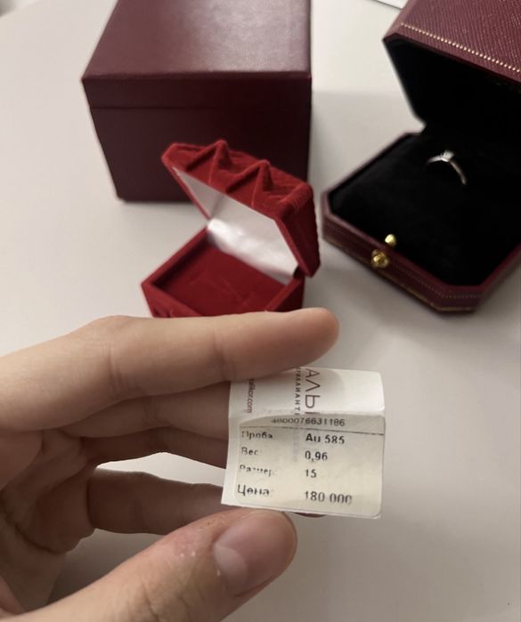 Кольцо с бриллиантом