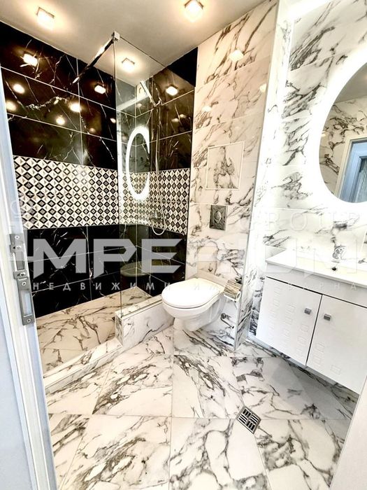 НОВ! Тристаен апартамент с ПАРКОМЯСТО под наем - Затворен комплекс в