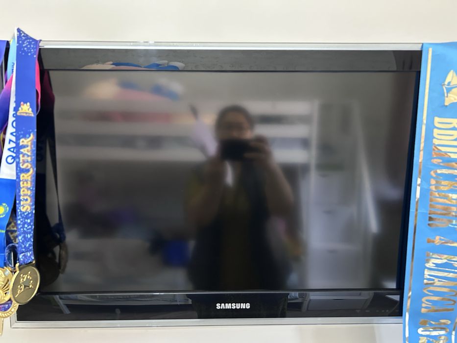 Телевизор в робочем состояни.