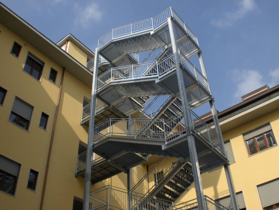 Scara de exterior metalice isu