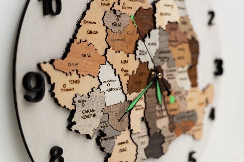Ceas cu harta României