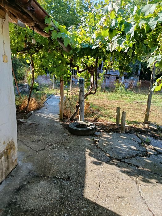 Продава се къща с двор